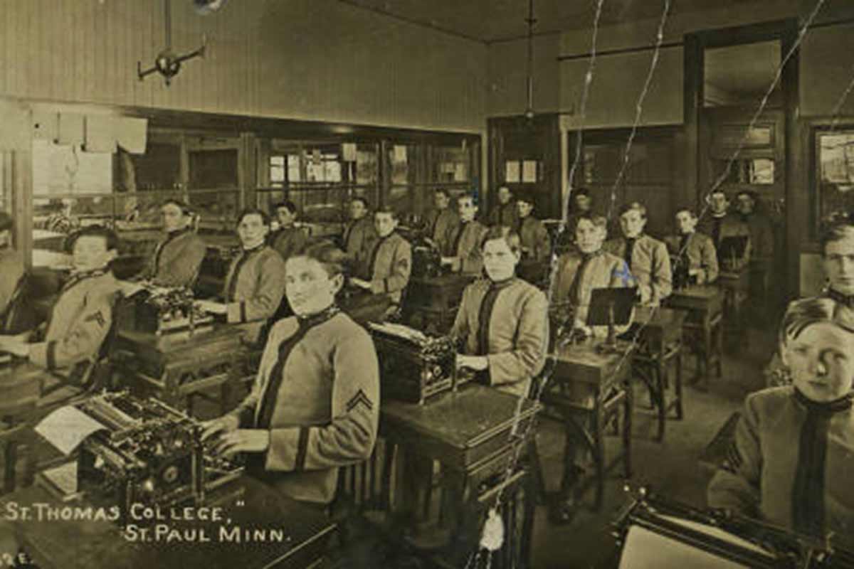 A typewriting class being held a the University of St Thomas.