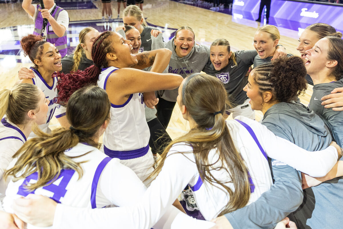 womens basketball team huddle