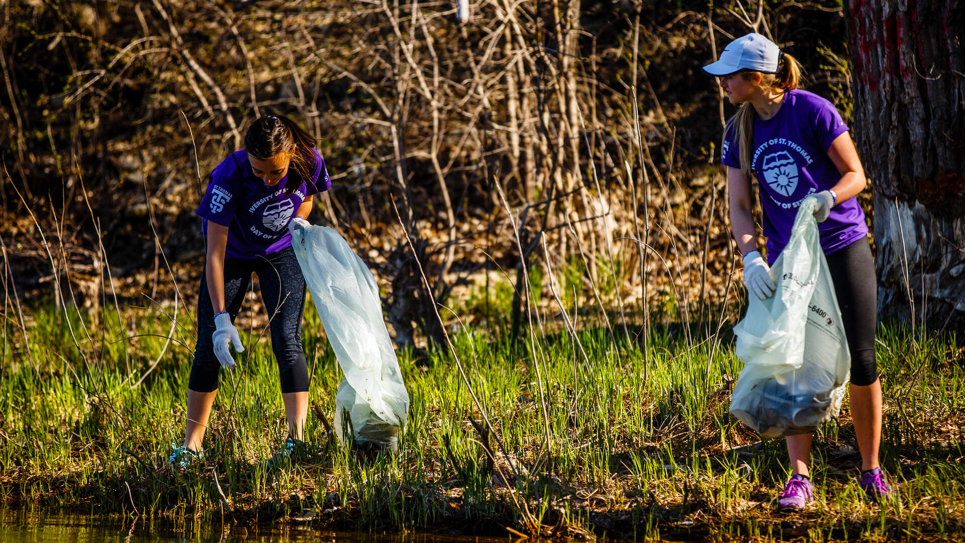 students cleaning up mississippi river