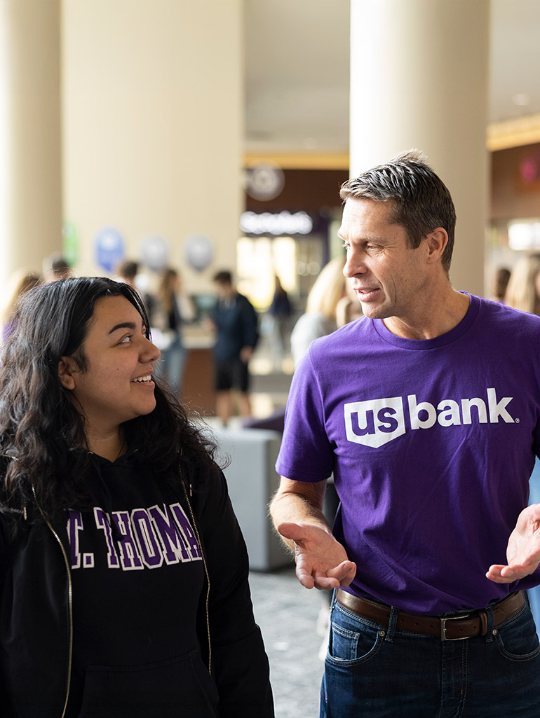 Student speaks with a US Bank representative in Anderson Student Center