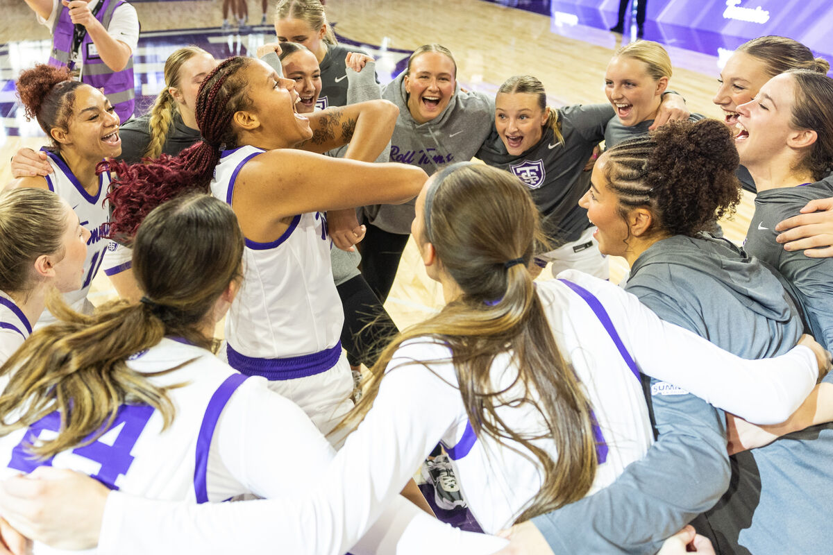 basketball team huddles for a cheer