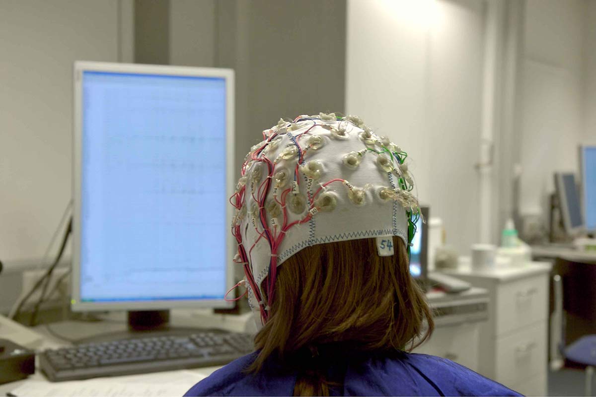 Students get a neuroscience test done on her head