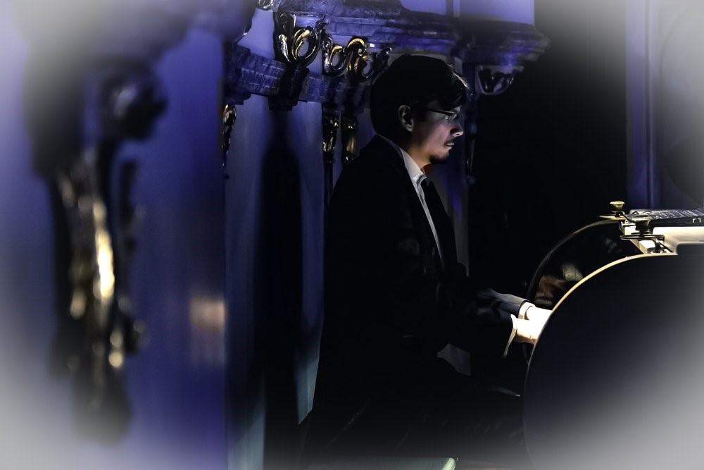pipe organist performs theater organ