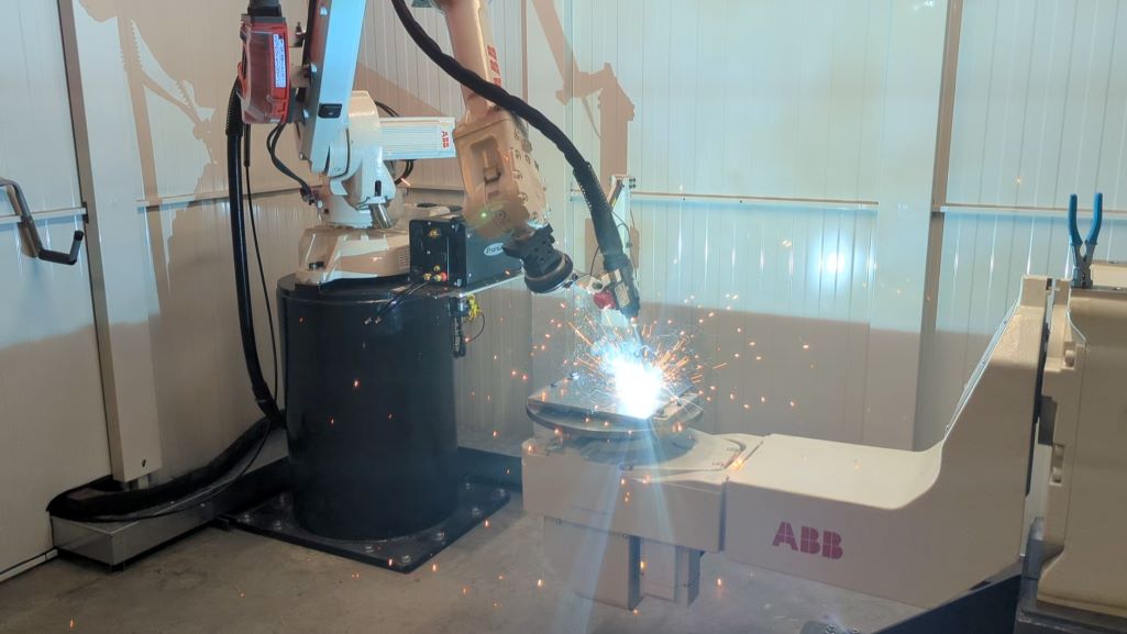 Wire Arc Additive Manufacturing machine welding with sparks