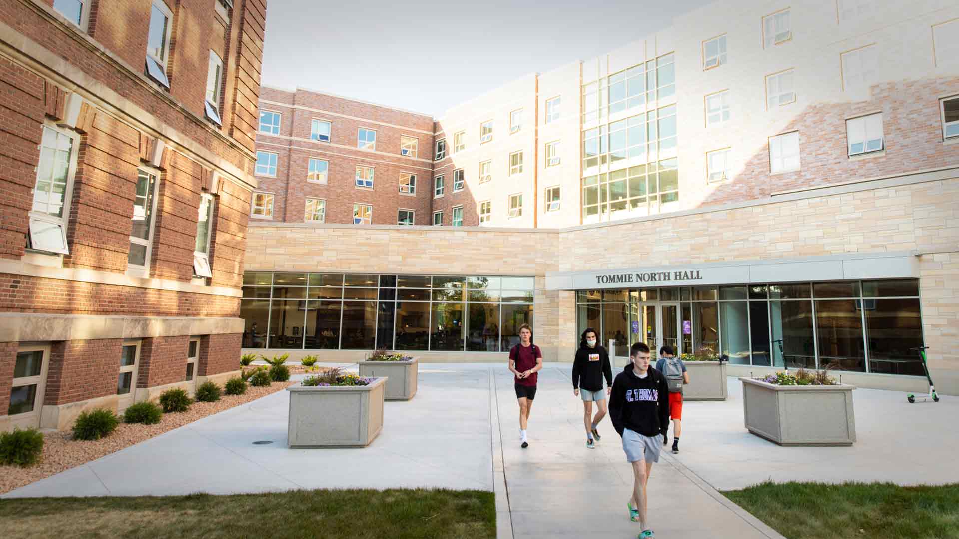 Students walk towards Tommie North Hall