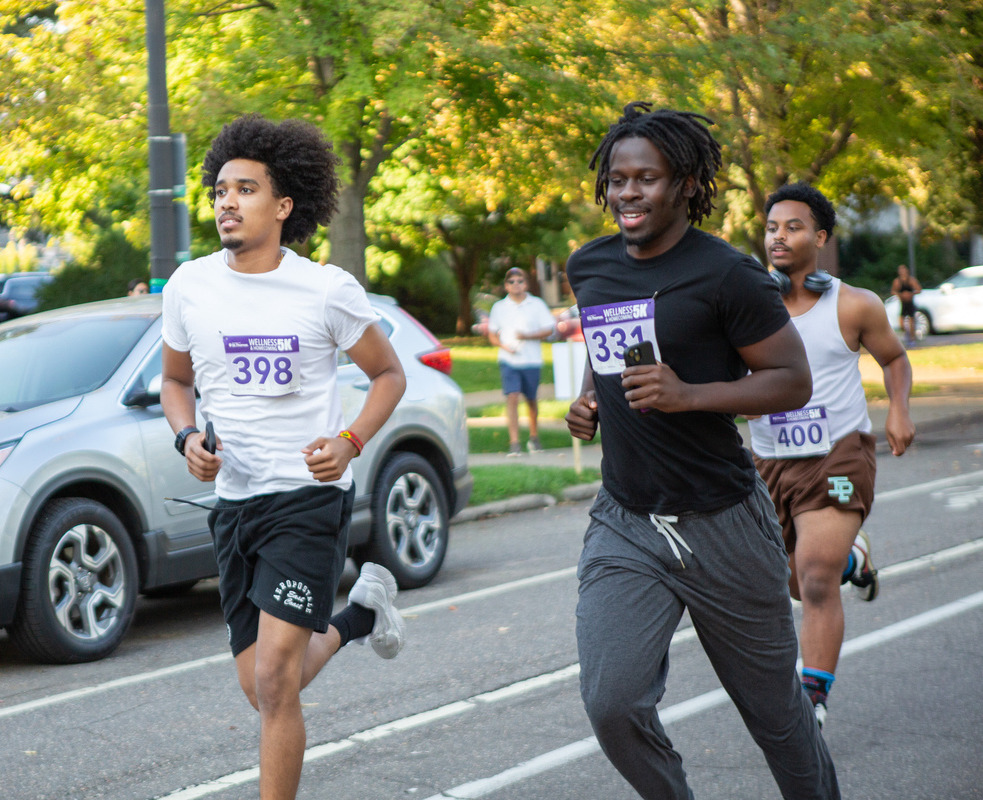 Students participate in the homecoming 5k run