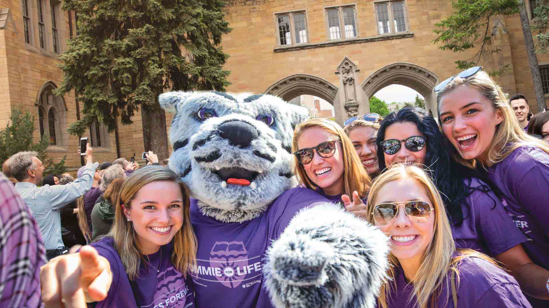 University of St. Thomas students with Tommie the mascot.