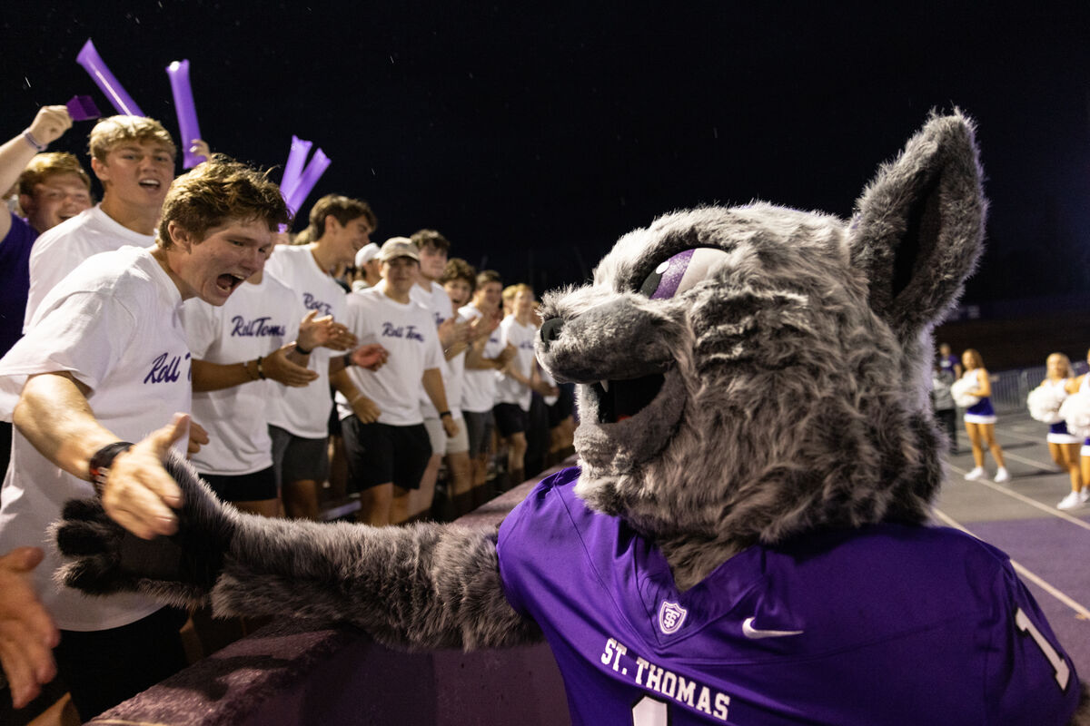 Tommie mascot interacts with students